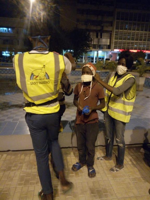 Ostern der Solidarität: in Beira/Mosambik Masken verschenken und Unterweisung über ihre richtige Anwendung für die Straßenkinder von Maputo zum Schutz vor Covid-19